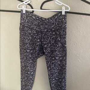 Old Navy Black and White Patterned Leggings Woman’s Petite